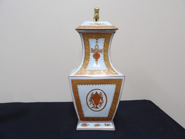 Mottahedeh design lidded vase with foo dog lid