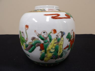 Chinese porcelain hand painted jar with Qing dynasty Kangxi seal mark