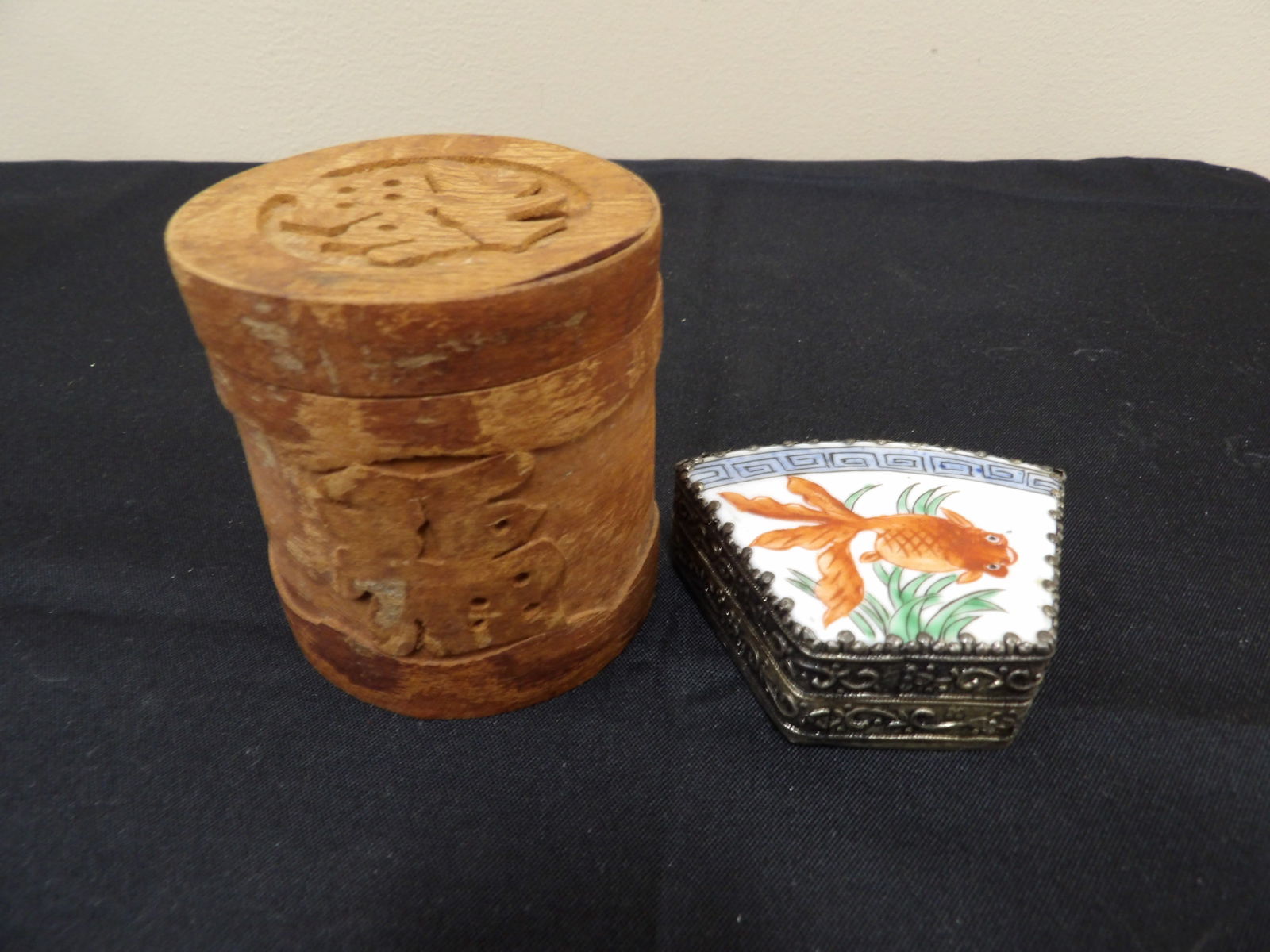 lot of 2 Chinese porcelain and carved wood trinket boxes (1 of 5)