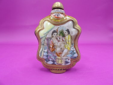 Chinese erotica porcelain snuff bottle with Qing dynasty Qianlong mark