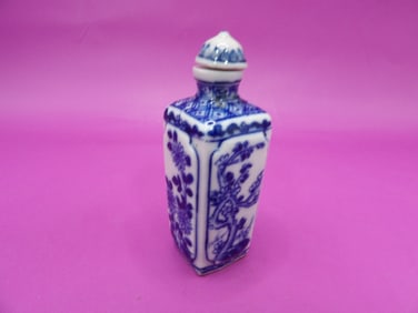 signed Chinese fine blue and white porcelain snuff bottle
