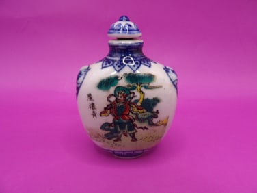Chinese porcelain snuff bottle with Qing dynasty Qianlong mark