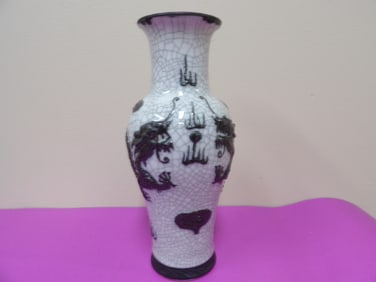 Chinese crack porcelain vase with dragon motif and Ming dynasty Chenghua seal mark