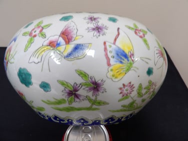 Chinese porcelain planter with butterfly motif and Qing dynasty Tongzhi seal mark