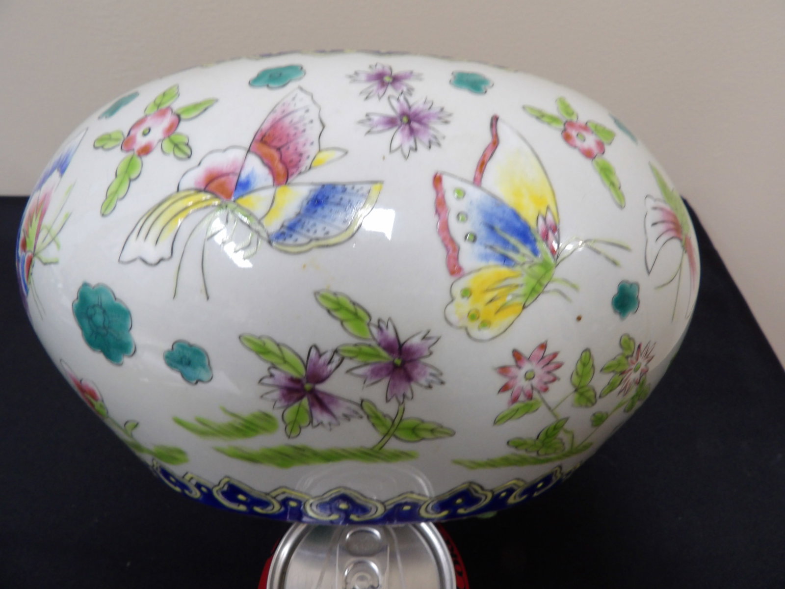 Chinese porcelain planter with butterfly motif and Qing dynasty Tongzhi seal mark (1 of 7)