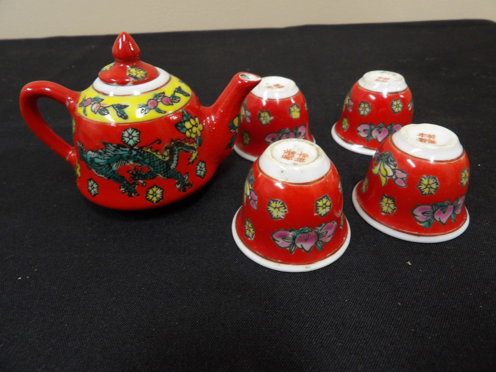 lot of 5 Chinese small porcelain teapot and tea cups with Qing dynasty Qianlong mark (1 of 8)