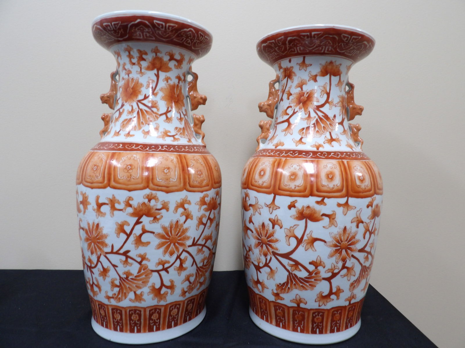 lot of 2 Chinese porcelain vases with floral motif and dog handles and Qing dynasty Qianlong mark (1 of 7)