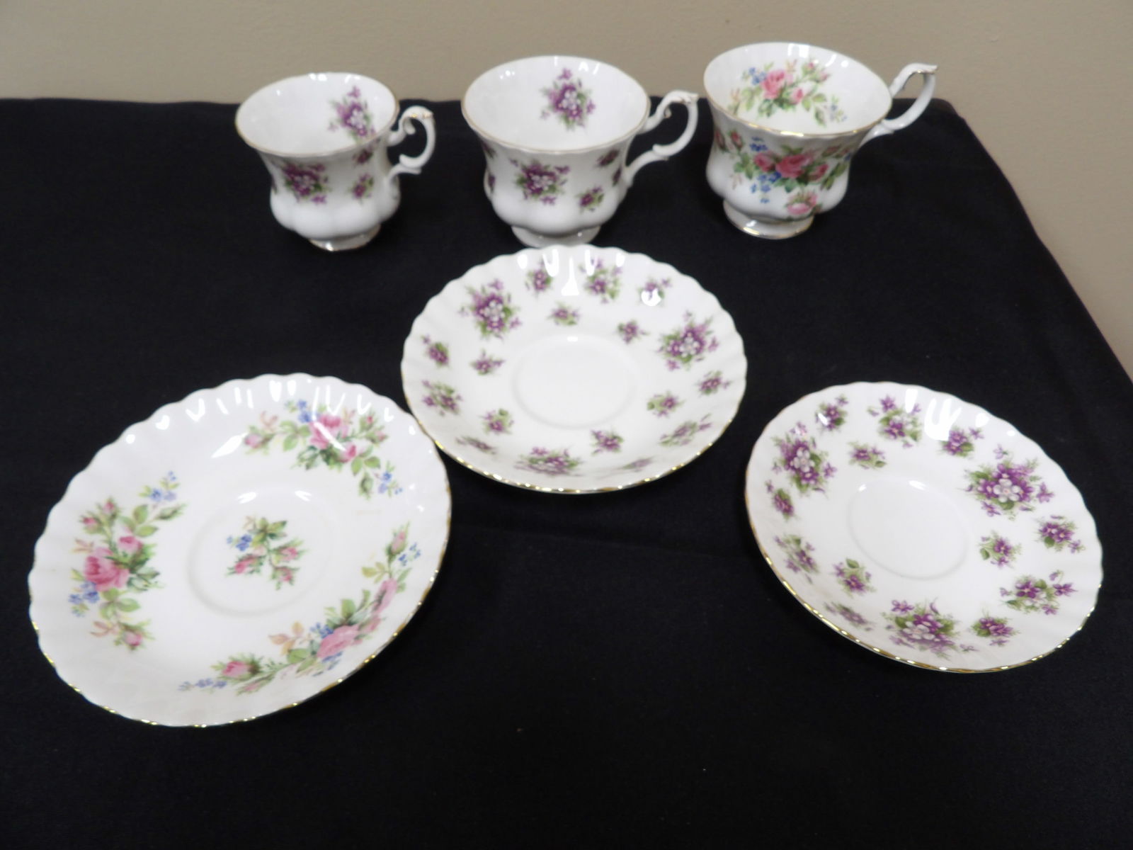 estate lot of 6 Royal Albert bone China sweet violets and moss rose cups and saucers (1 of 7)