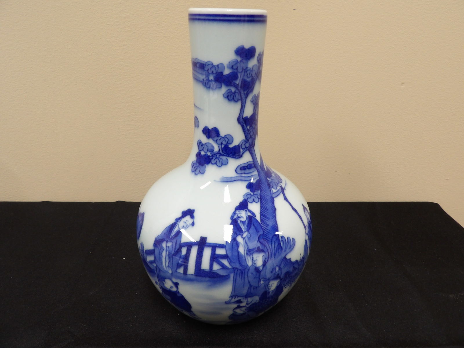 Chinese hand painted blue and white porcelain vase with Qing dynasty Kangxi mark: Approx. 10 inches height.
