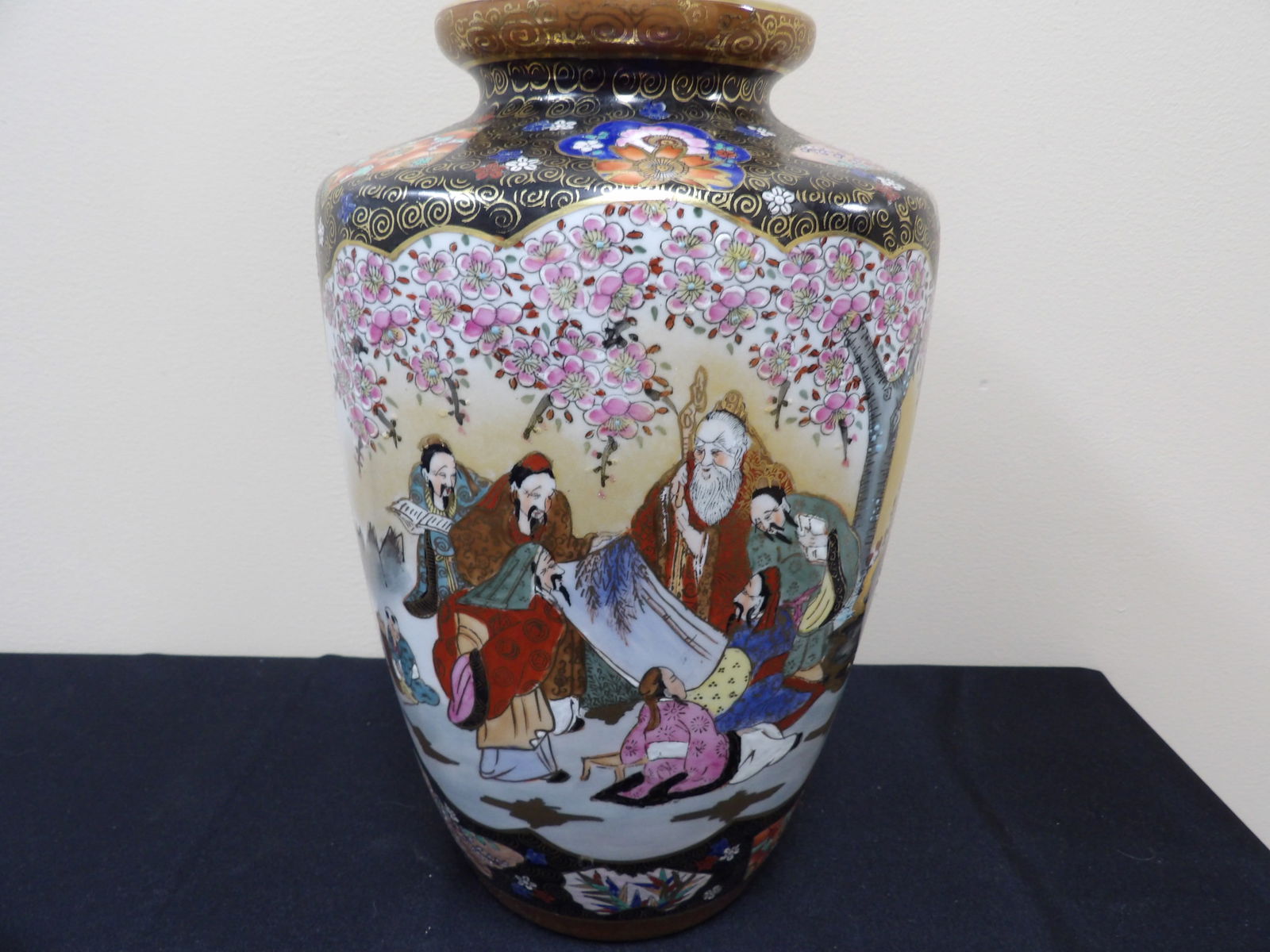 Chinese hand painted colorful export porcelain planter with Qing dynasty Qianlong mark (1 of 6)