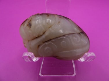 Chinese black and white jade cat carving