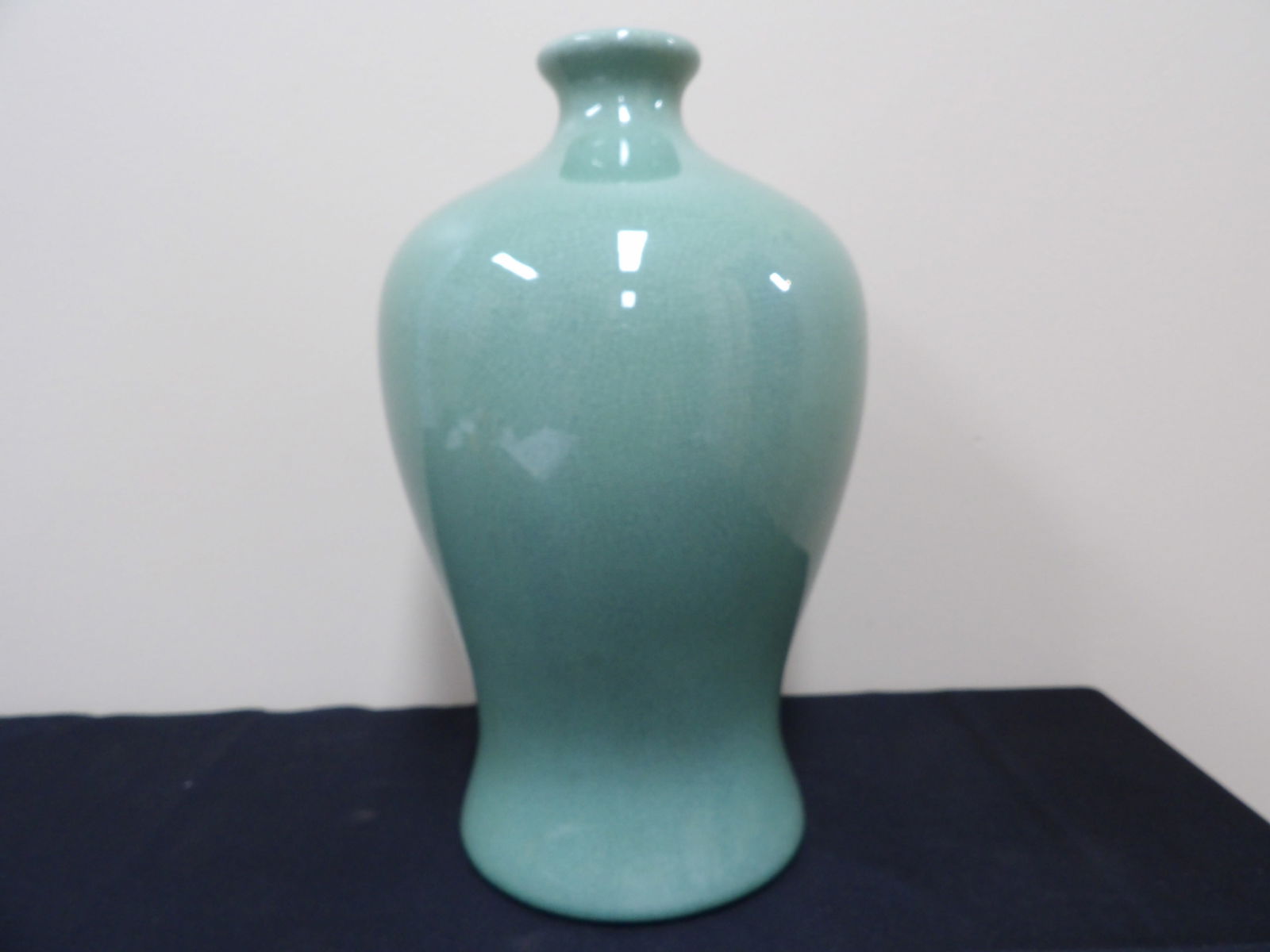 Chinese celadon crack porcelain meiping vase: 14.5 inches height.