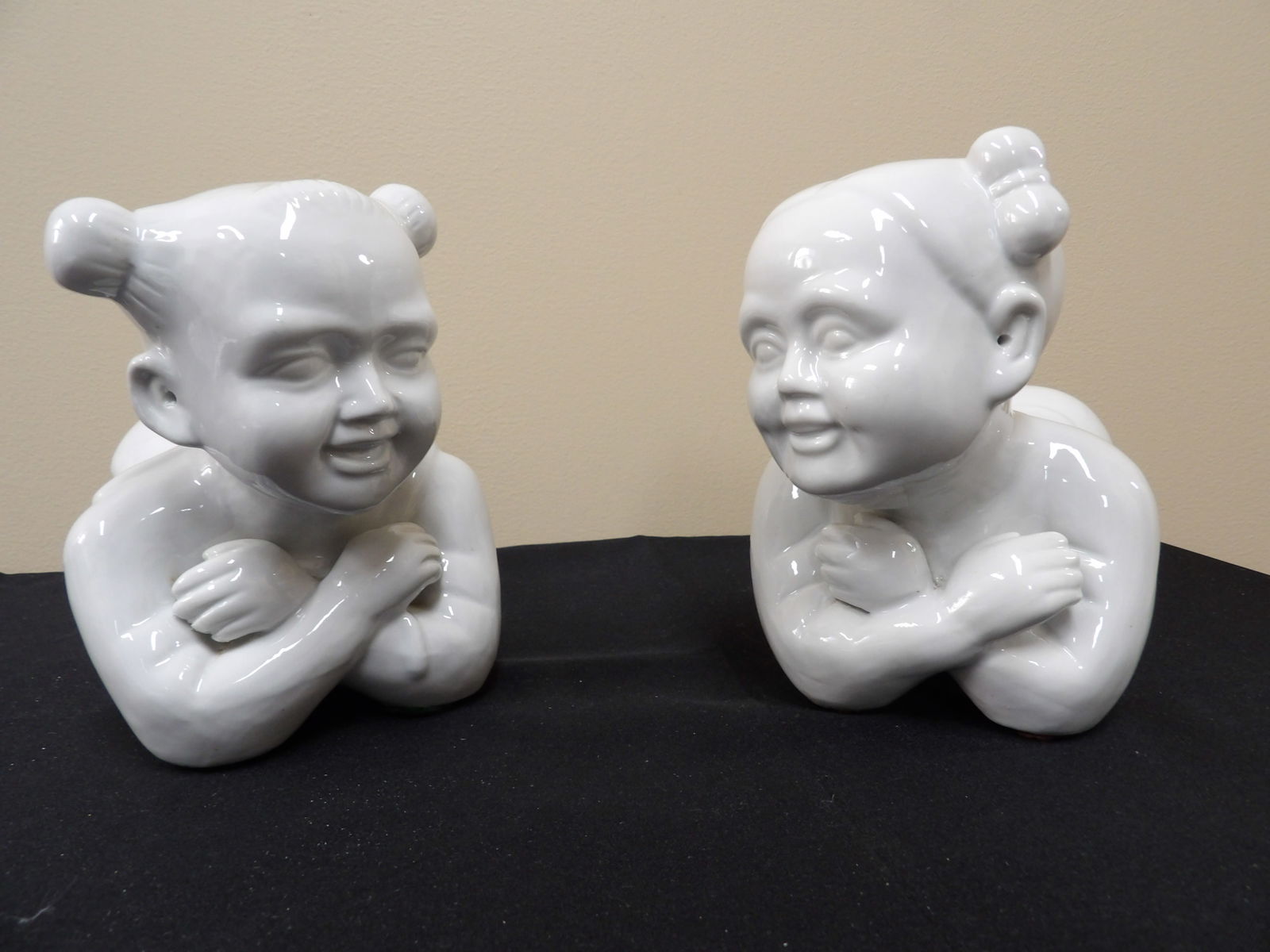Lot of 2 Chinese porcelain boy and girl figural headrest (1 of 6)