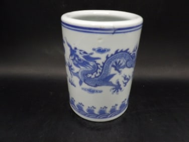 Chinese blue and white porcelain dragon brush holder with Qing dynasty Qianlong mark