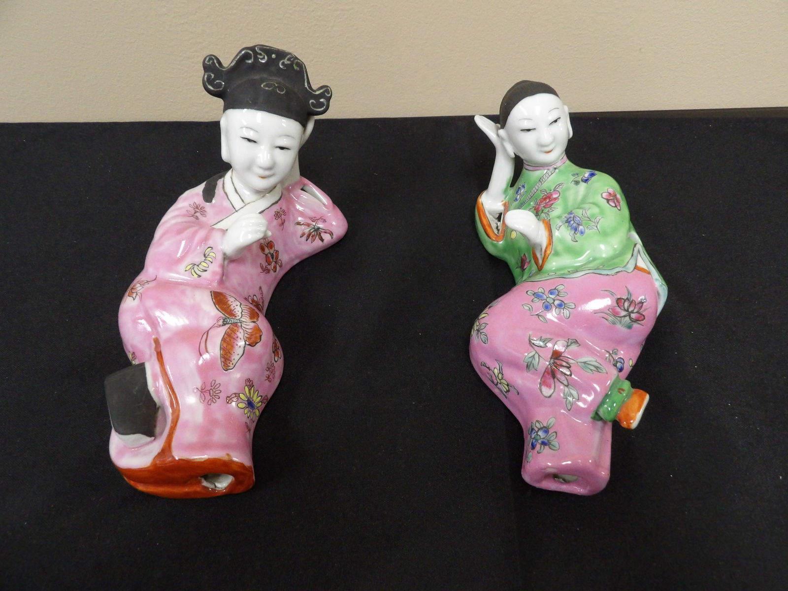 Lot of 2 Chinese porcelain reclining figurines wall hanging (1 of 5)