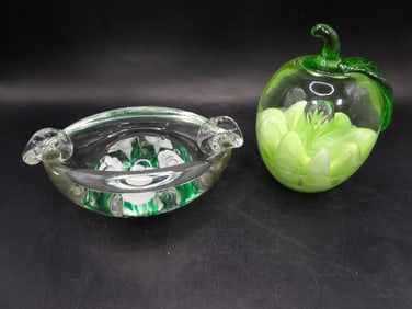 lot of 2 art glass ashtray or paperweight and apple shaped paperweight