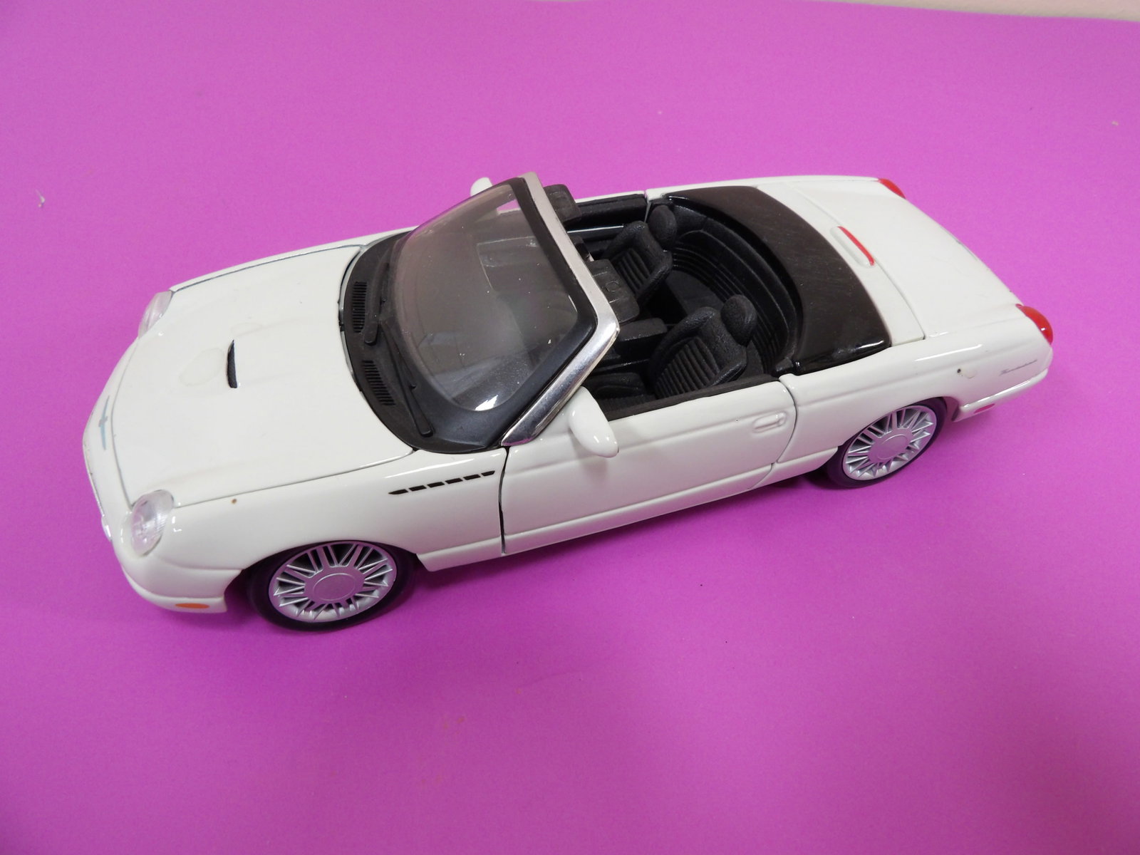 1:25 Maisto Ford Thunderbird: 7 inches length.