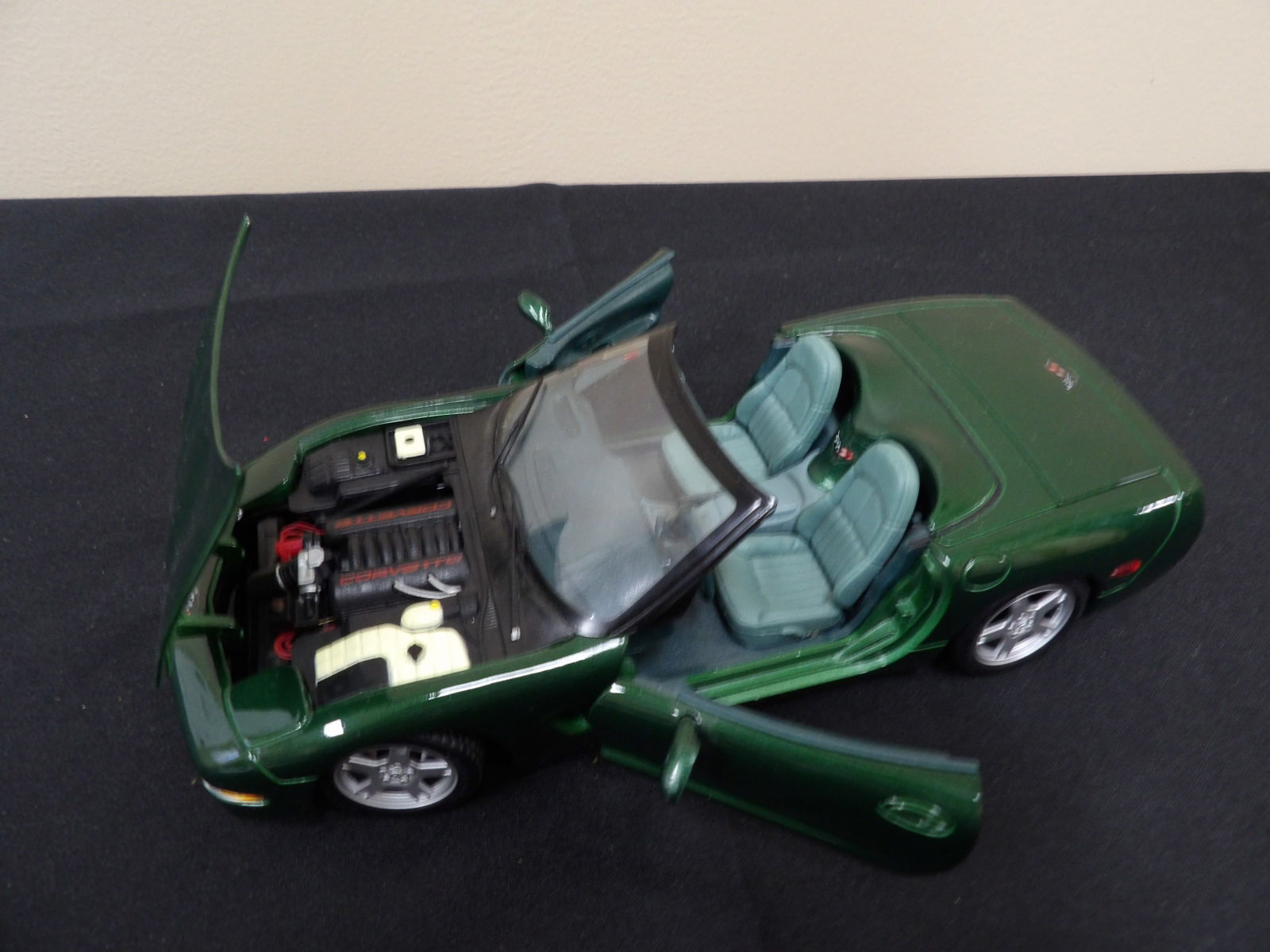 Maisto made in Thailand 98 Corvette 1:18 (1 of 8)