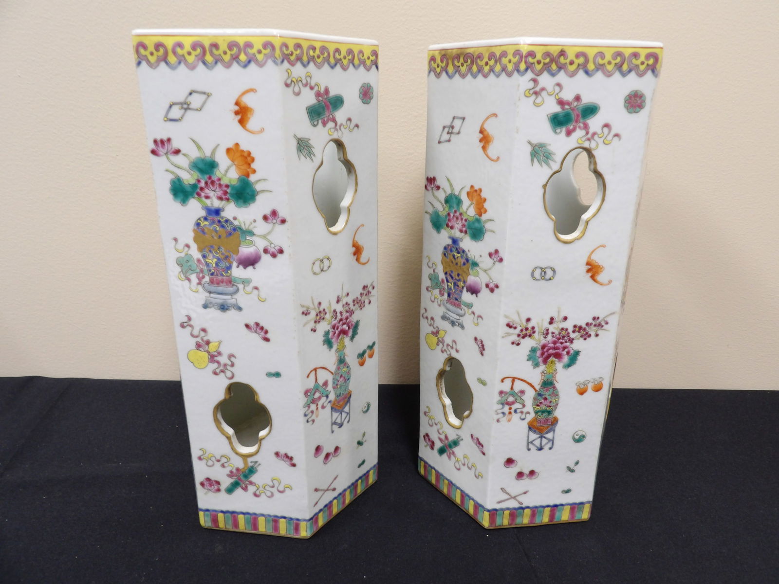 Lot of 2 finely hand painted porcelain hat stand with Qing dynasty Daoguang mark (1 of 7)
