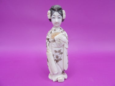 Very fine Japanese Geisha carving signed on the bottom - No Export