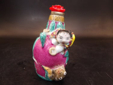 Fine Chinese molded porcelain snuff bottle with Qing dynasty GuangXu mark