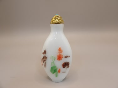 antique Chinese 5-color overlay milky glass snuff bottle Yangzhou school style