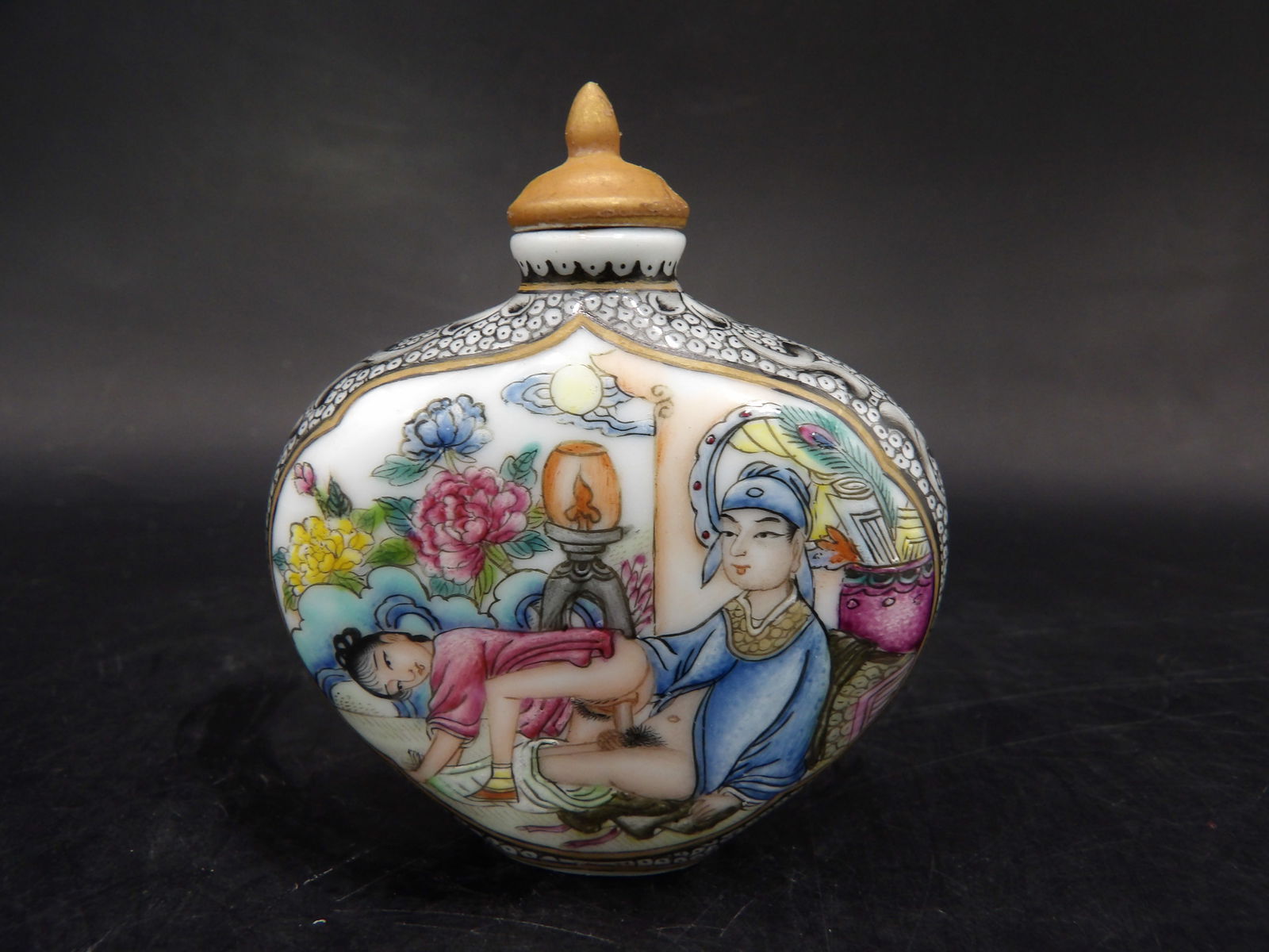 Chinese porcelain snuff bottle with hand painted erotica scenes (1 of 7)