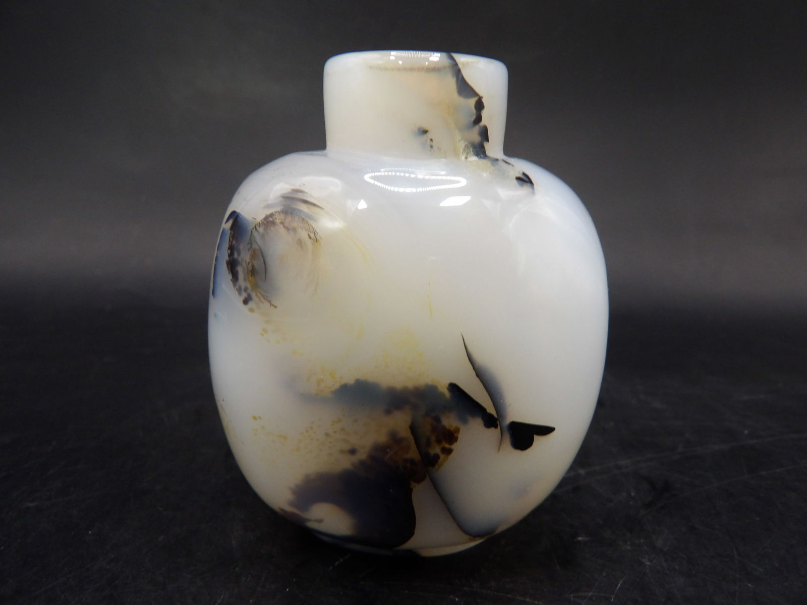 Well hollowed antique Chinese shadow agate snuff bottle (1 of 7)