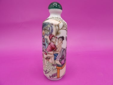 fine Chinese hand painted erotica porcelain snuff bottle with Qing dynasty Guangxu mark