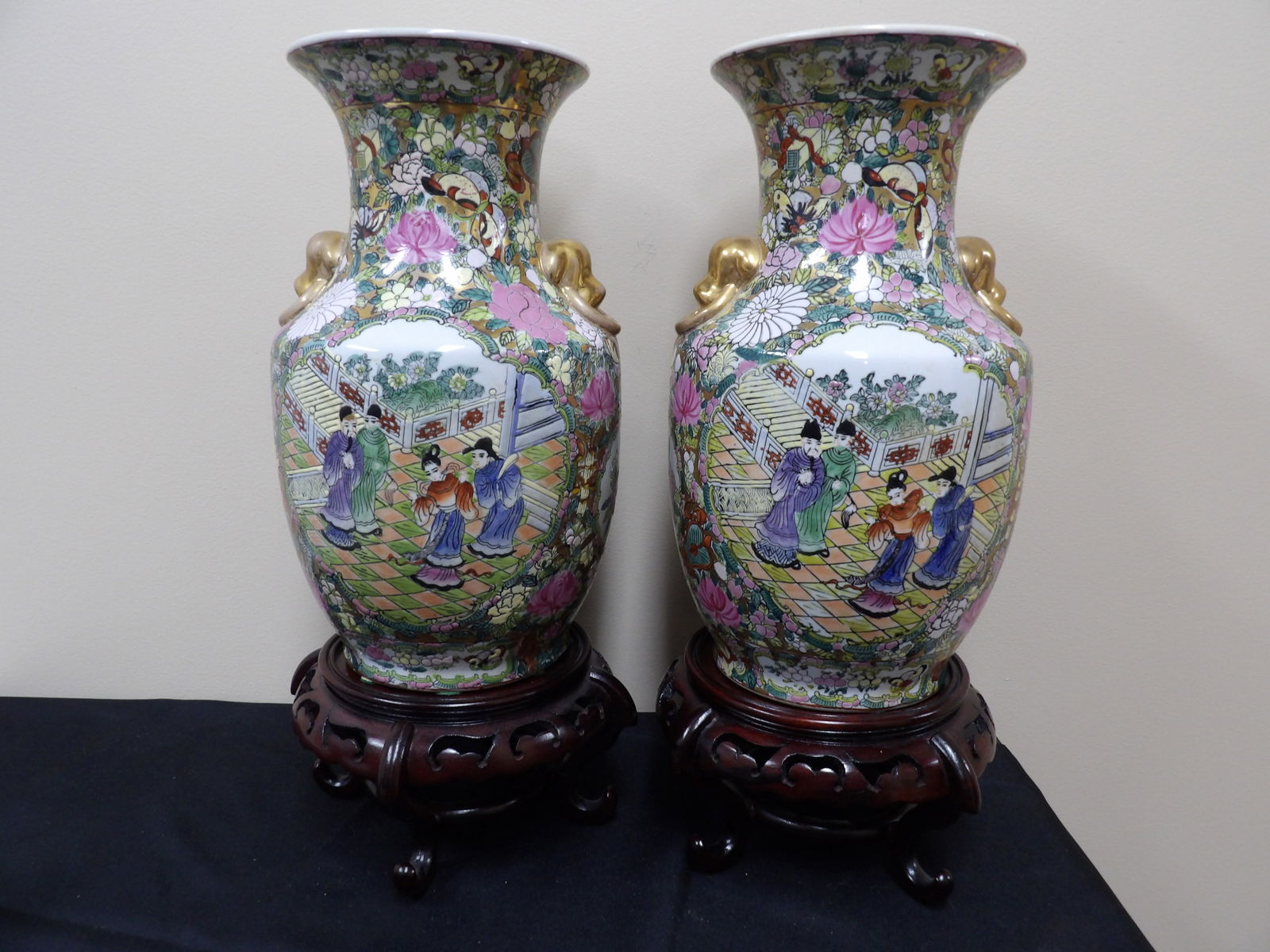 lot of 2 Chinese famille rose porcelain vases with gold ears and wooden stands (1 of 8)