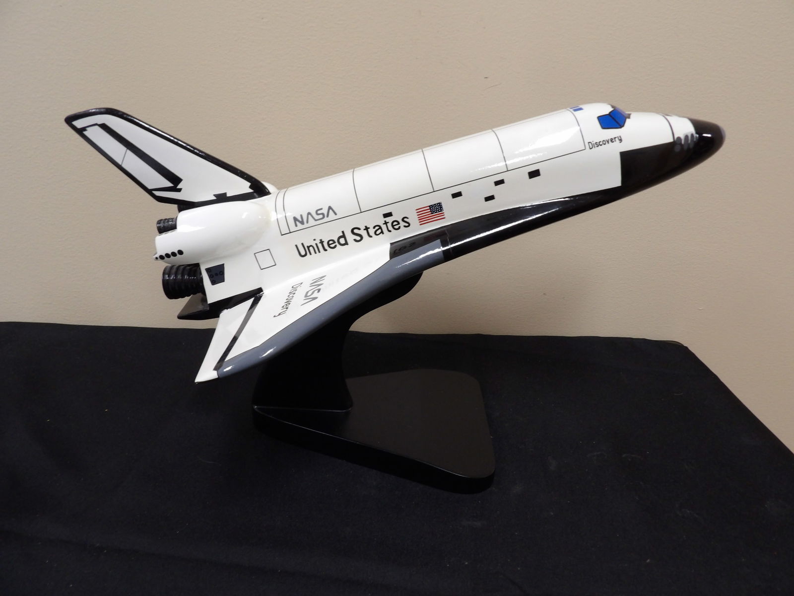 Nasa space shuttle Discovery large scale model on a display stand (1 of 5)