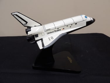 Nasa Discovery space shuttle model scale 1/200