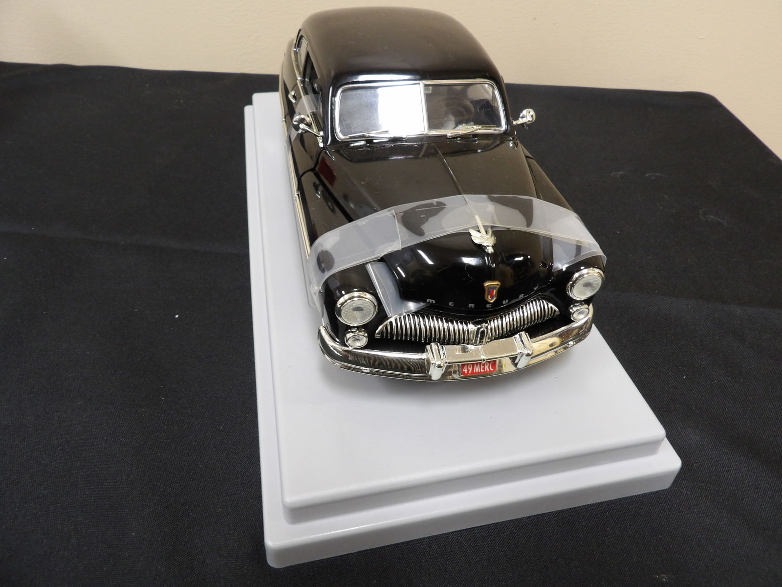 1:18 Ertl 1949 Mercury sedan mint condition (1 of 6)