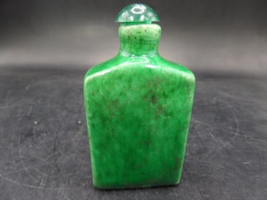 Chinese green glazed snuff bottle