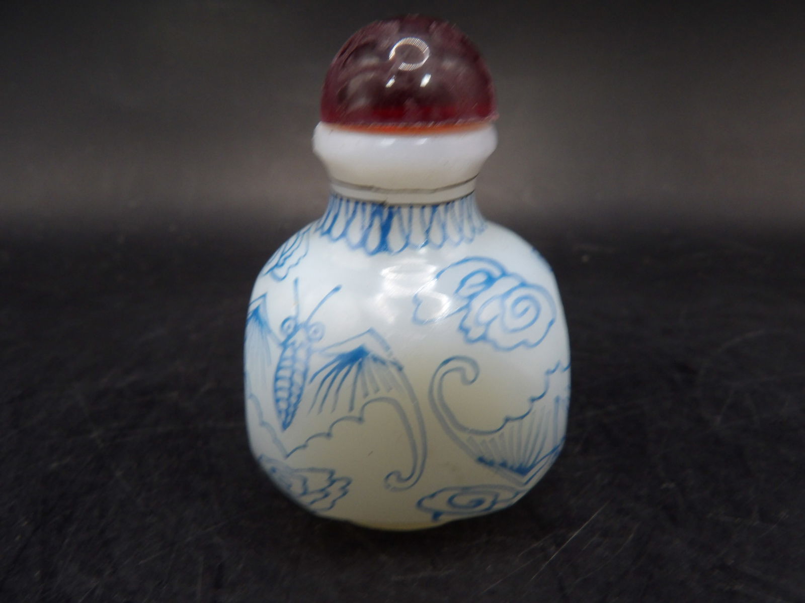 Chinese hand painted bats on milky glass snuff bottle and Gu Yue Xuan mark: 2.3 inches height.