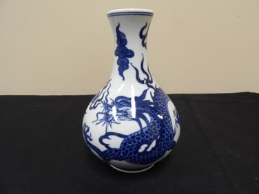 Chinese blue and white dragon porcelain vase with Qing dynasty Qianlong mark