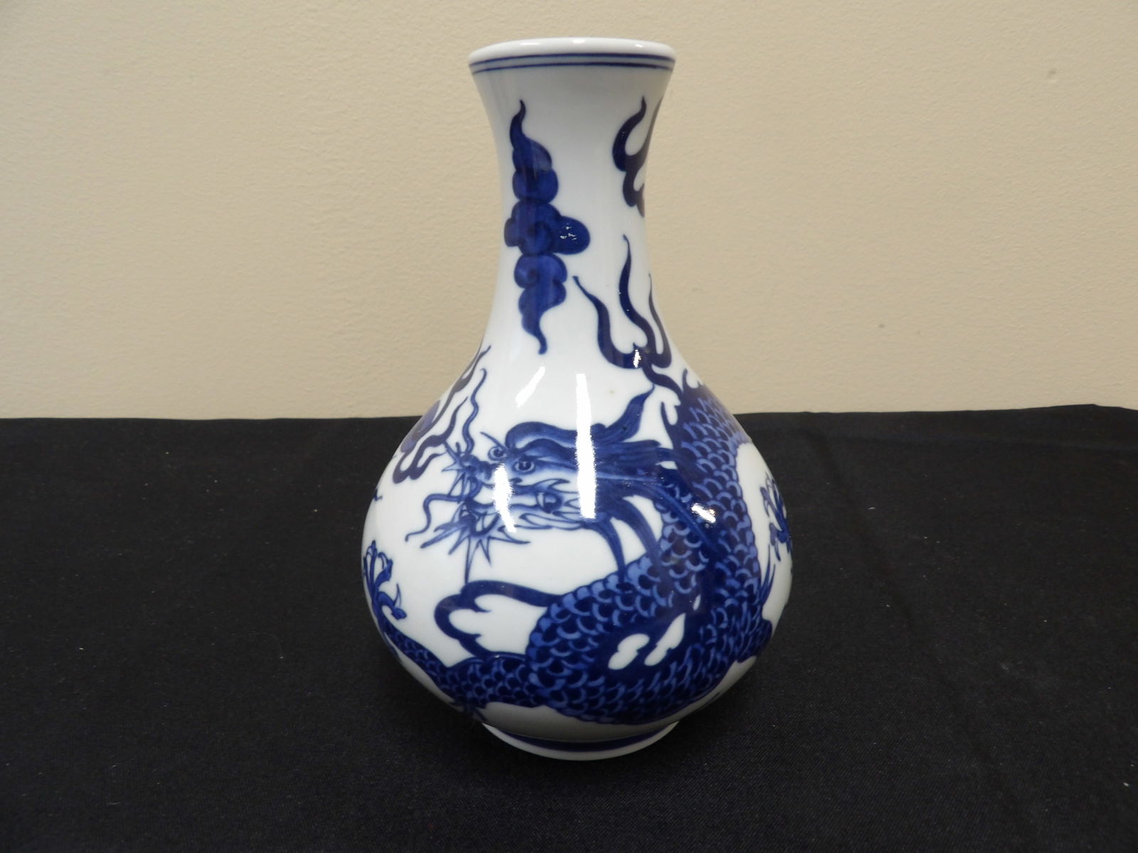Chinese blue and white dragon porcelain vase with Qing dynasty Qianlong mark (1 of 6)