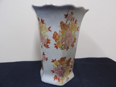 Japanese Kutani ware crackled glazed porcelain vase with floral motifs and scalloped edges