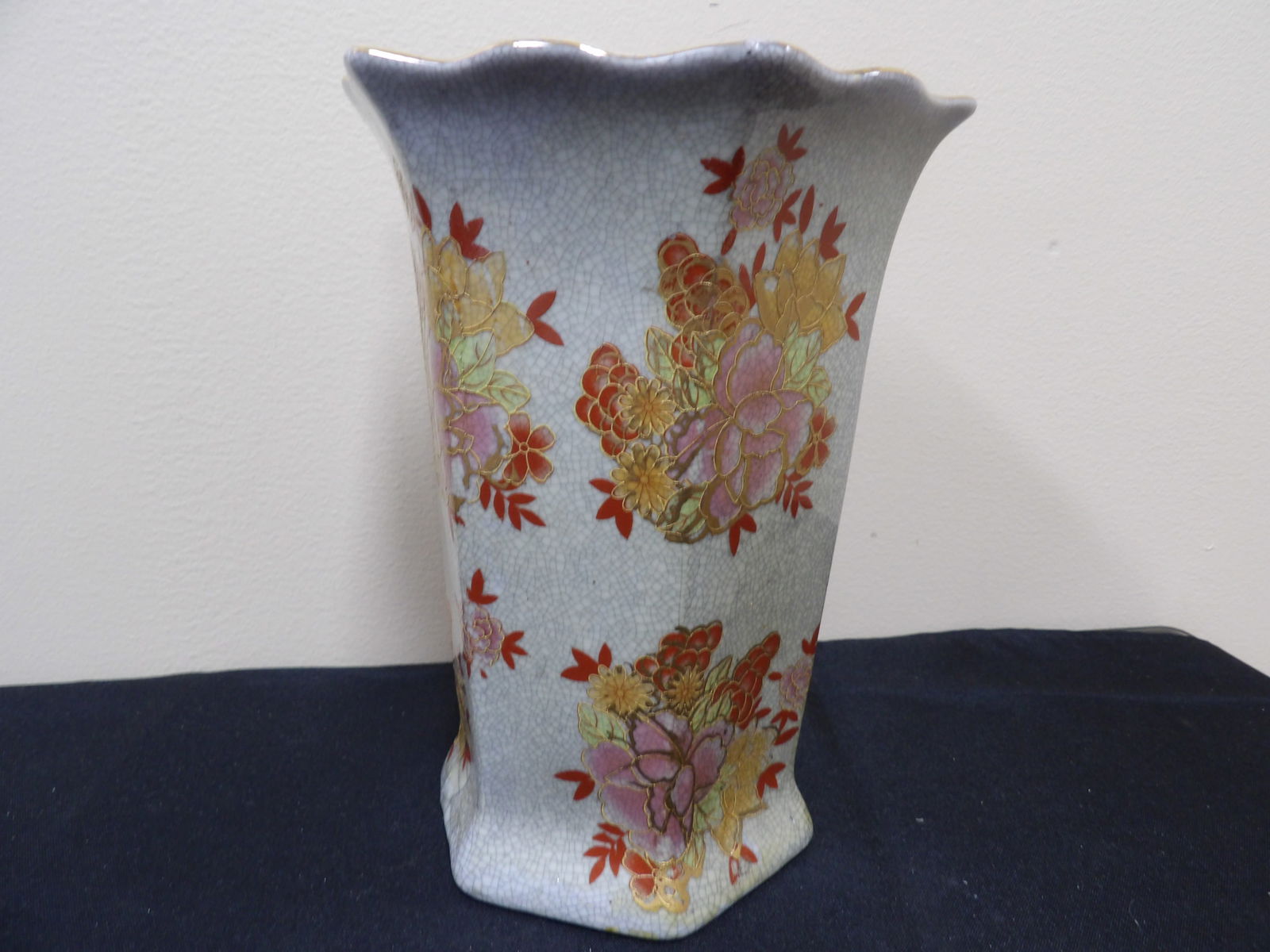 Japanese Kutani ware crackled glazed porcelain vase with floral motifs and scalloped edges (1 of 6)