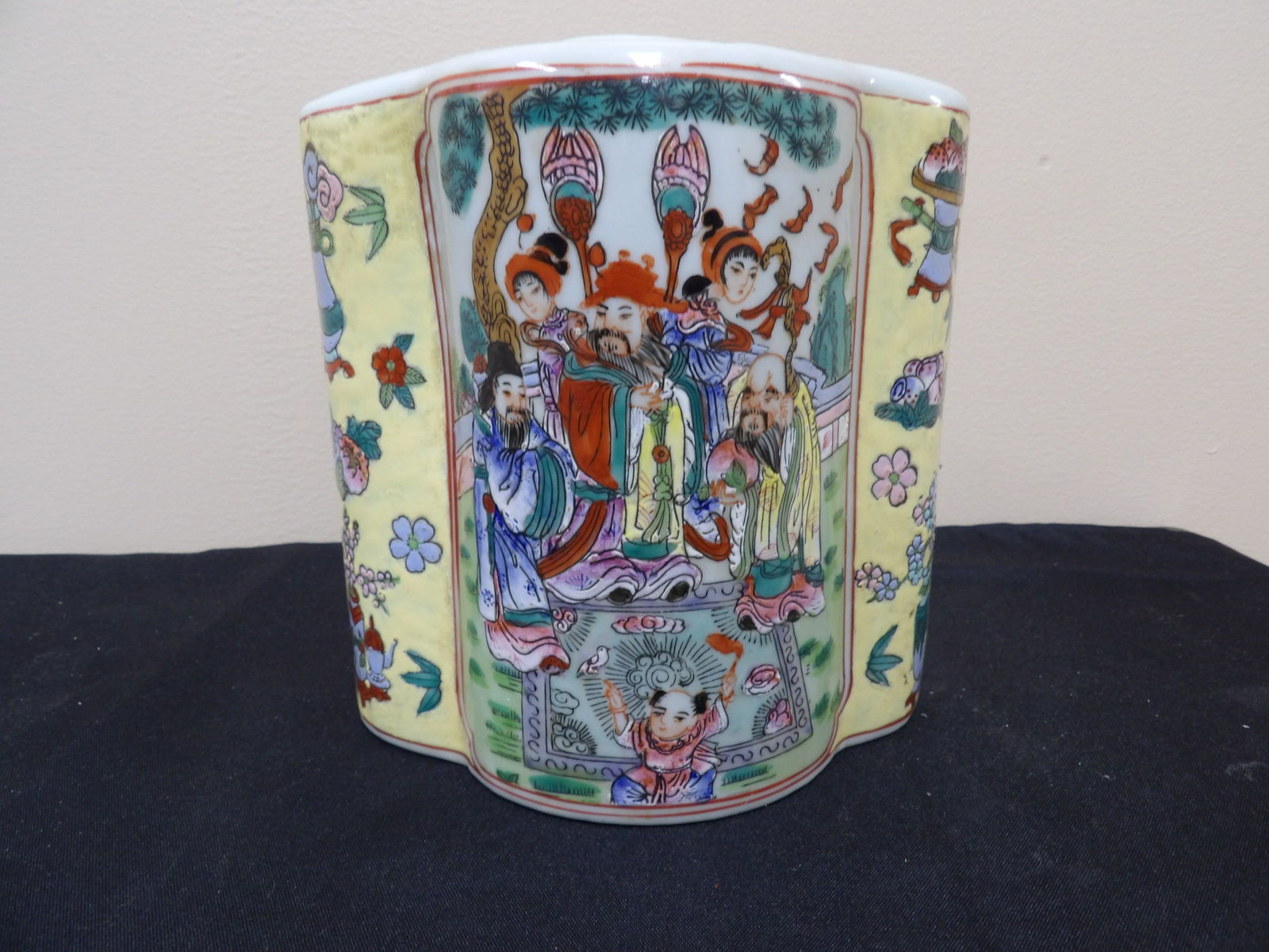 Chinese famille rose porcelain wall vase with figural and floral decorations (1 of 7)