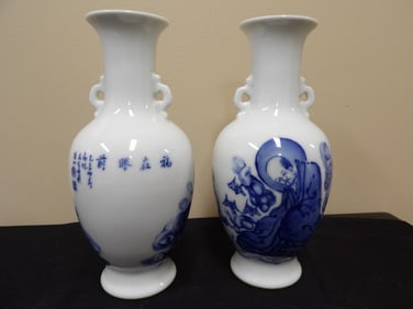 lot of 2 Chinese blue and white porcelain vase with arhat and Chinese calligraphy signed