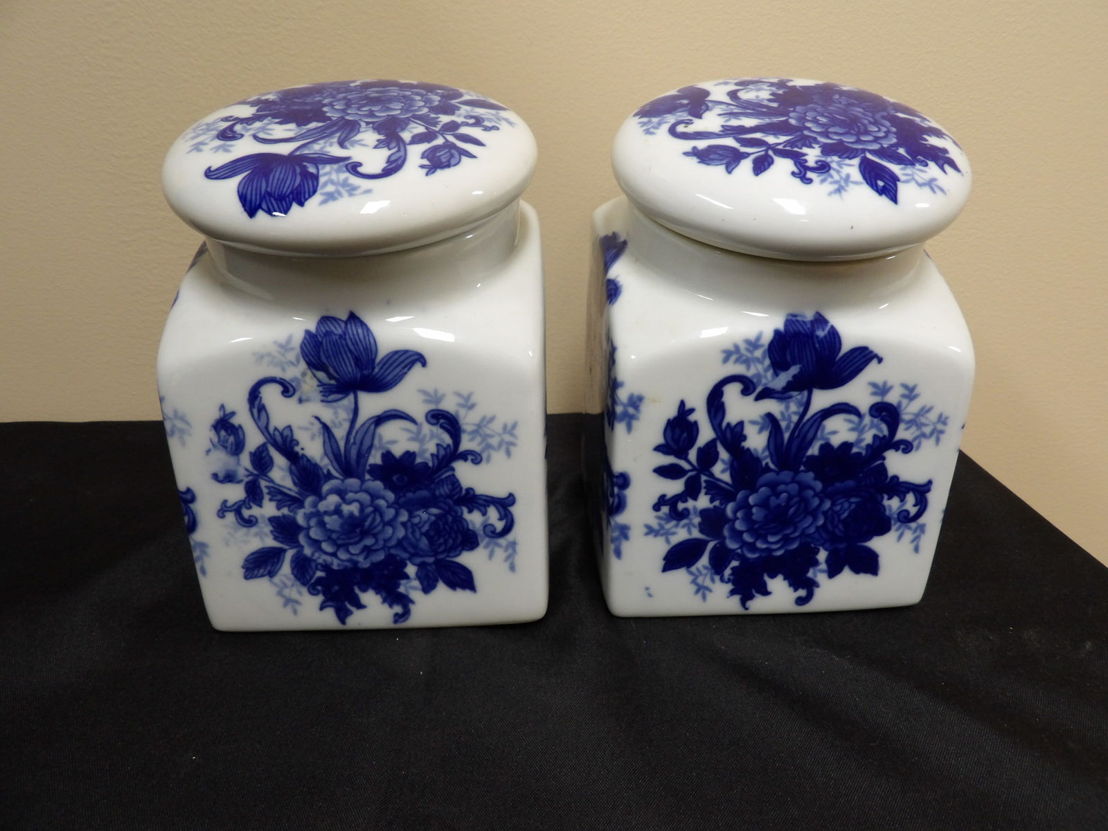 lot of 2 Chinese blue and white porcelain decorative jars with floral motifs (1 of 6)