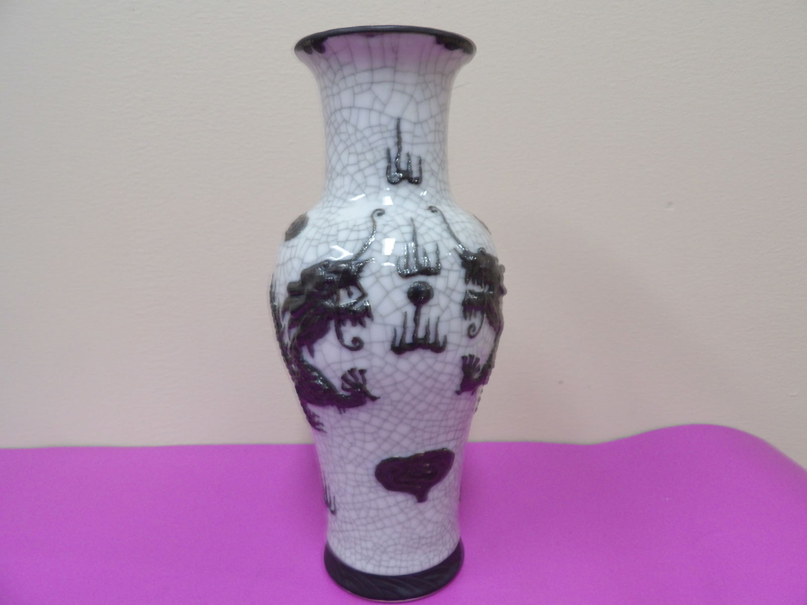 Chinese crack porcelain vase with dragon motif and Ming dynasty Chenghua seal mark (1 of 7)