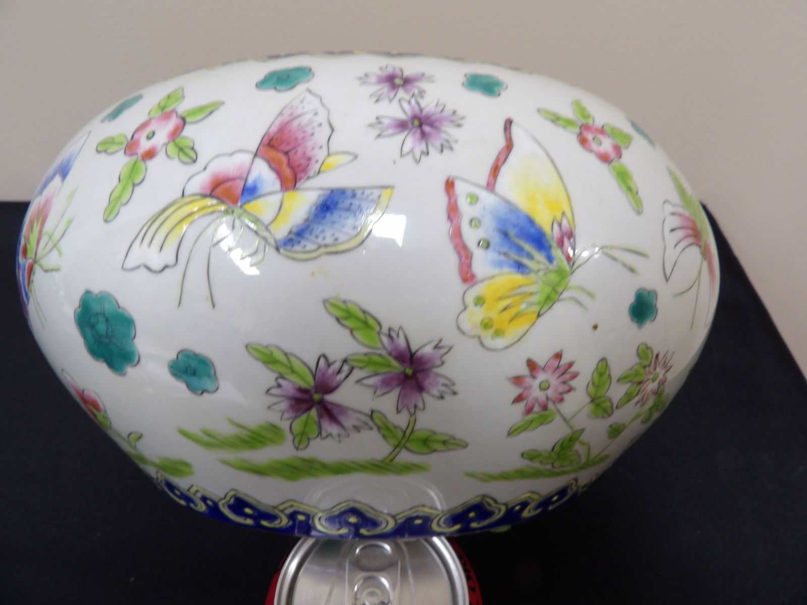 Chinese porcelain planter with butterfly motif and Qing dynasty Tongzhi seal mark (1 of 7)