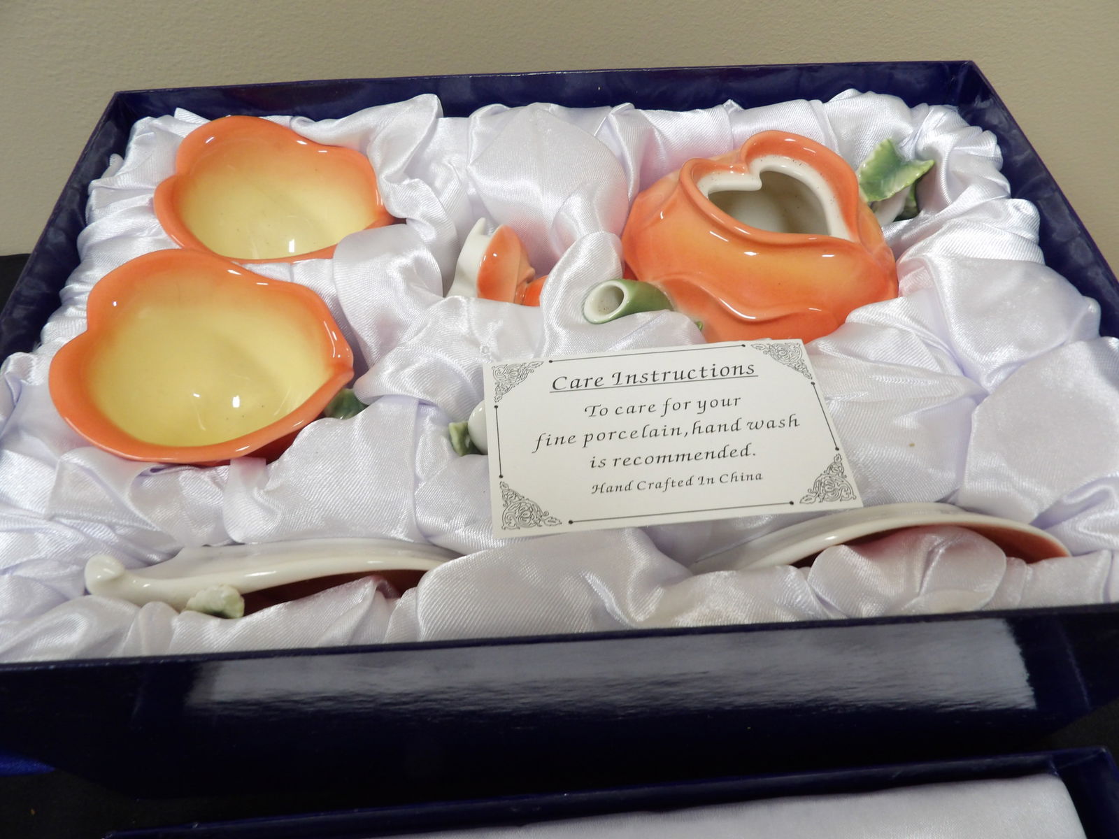 Sorelle fine 3D rose heart shaped teapot, cups, saucers and spoons lot of 7 in original box: Unused in original box. Box is 12 inches length. Lot of 7 includes teapot, 2 cups, 2 saucers and 2 small spoons.