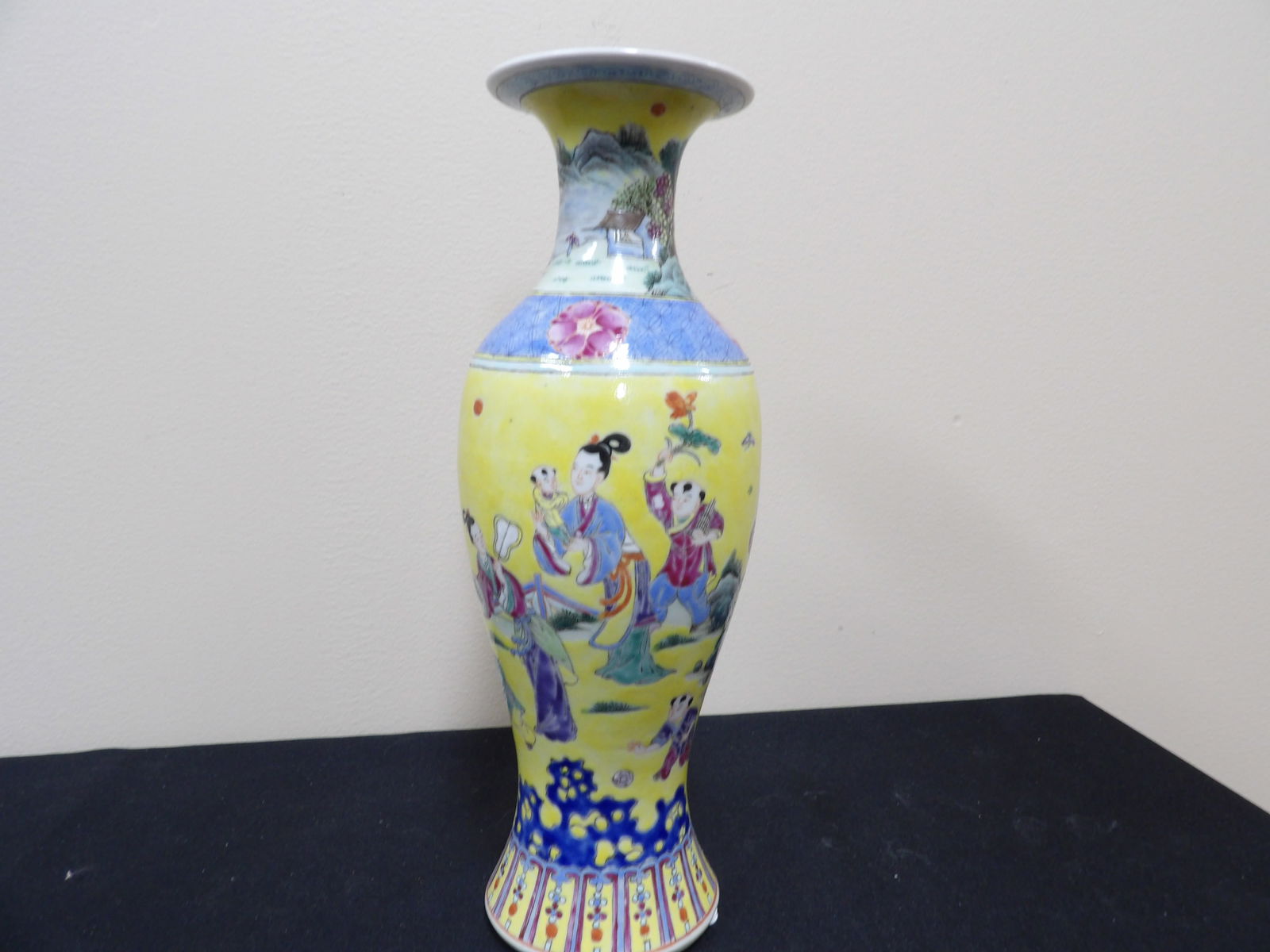 Chinese hand painted porcelain vase with Qing dynasty Yongzheng mark (1 of 12)