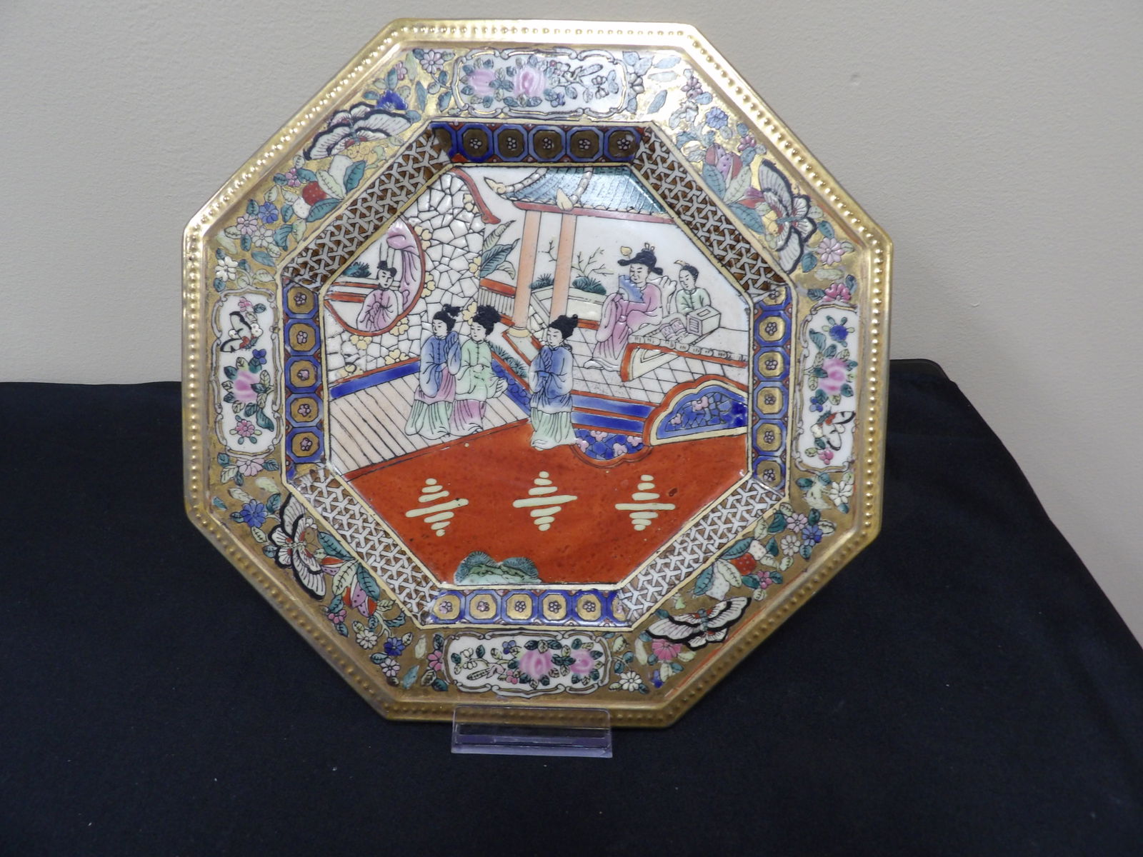 Chinese famille rose porcelain plate with gold rim (1 of 6)
