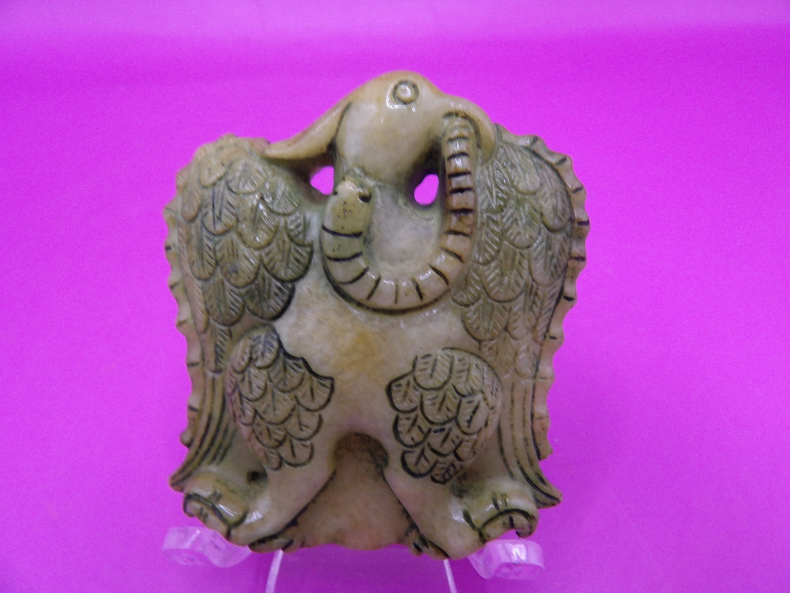Chinese jade carved phoenix large pendant: 2.3 inches height. 61 grams.