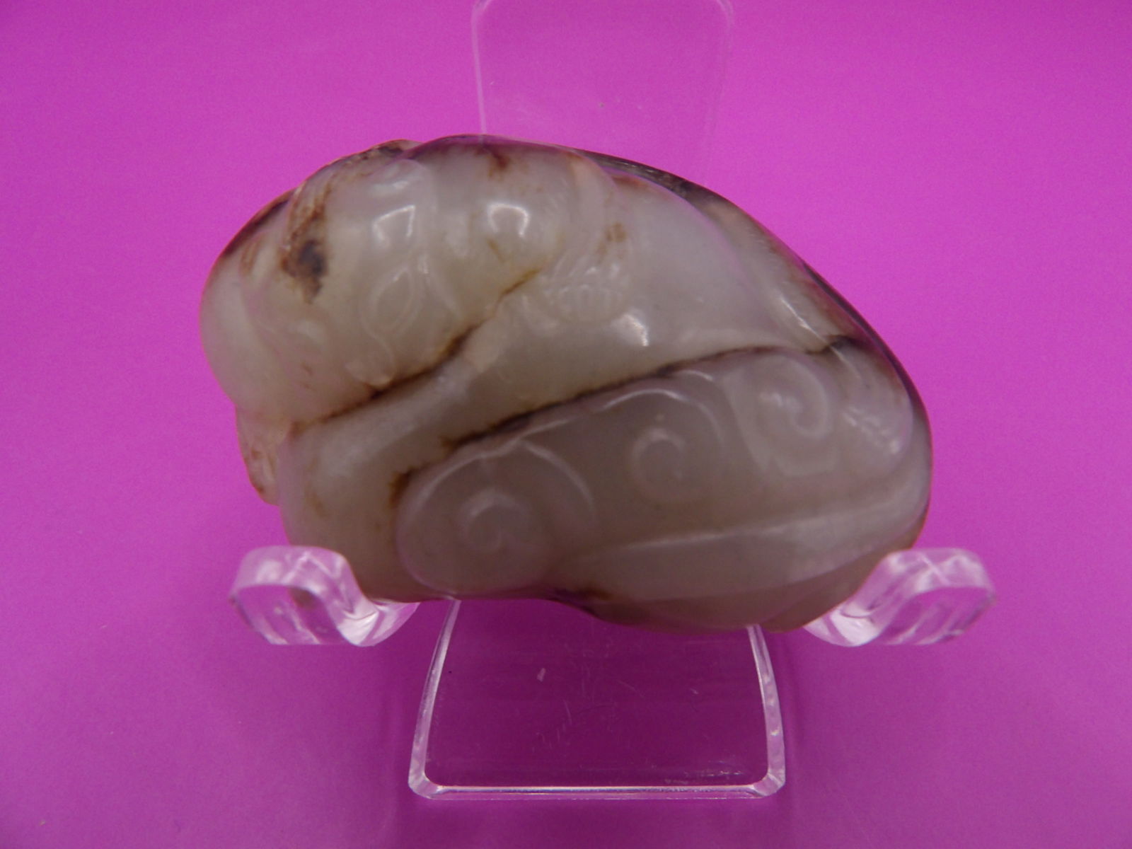 Chinese black and white jade cat carving: 2 inches length. 57 grams.