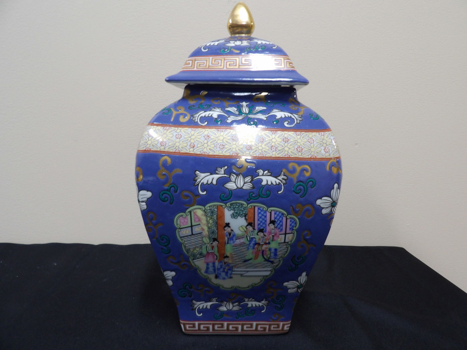 Chinese famille rose porcelain ginger jar with Qing dynasty Qianlong mark (1 of 8)